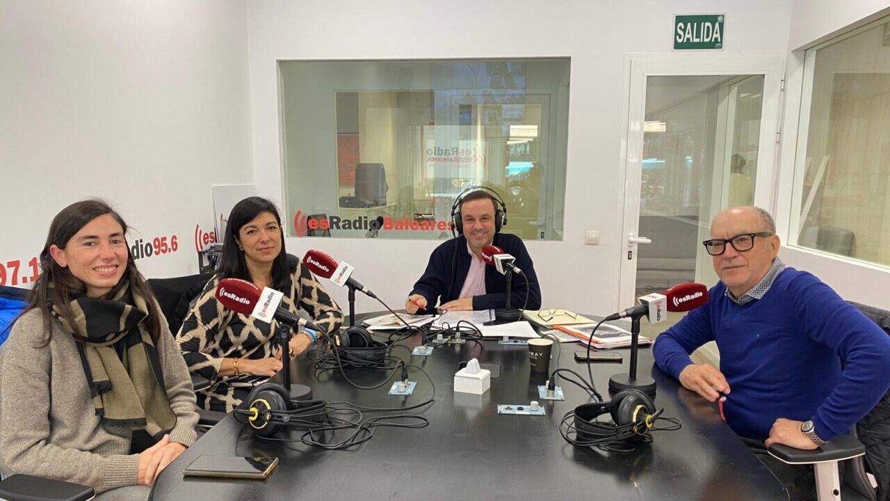 Cuatro tertulianos discutiendo en el estudio de esRadio Baleares