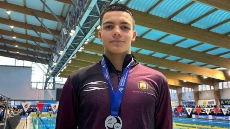 Tiago del Po del C.N. Felanitx con medalla de plata en natación