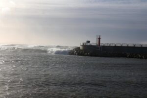Vista del mar agitado en Baleares con olas y un faro