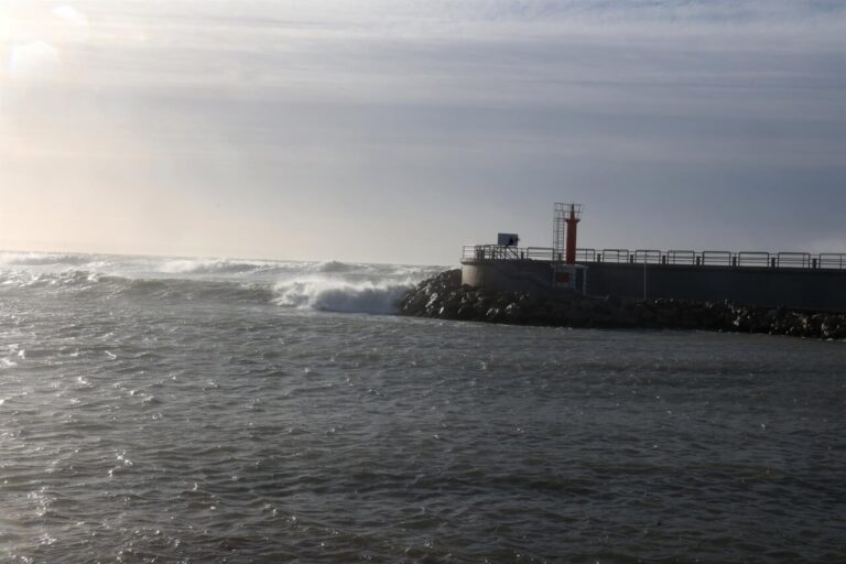 Vista del mar agitado en Baleares con olas y un faro