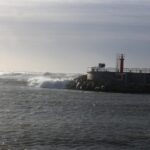 Vista del mar agitado en Baleares con olas y un faro