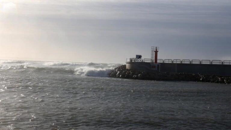 Vista del mar agitado en Baleares con olas y un faro
