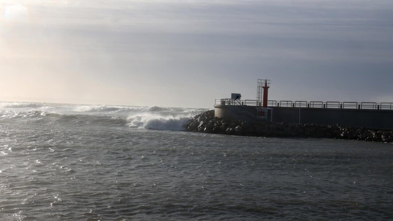 Vista del mar agitado en Baleares con olas y un faro
