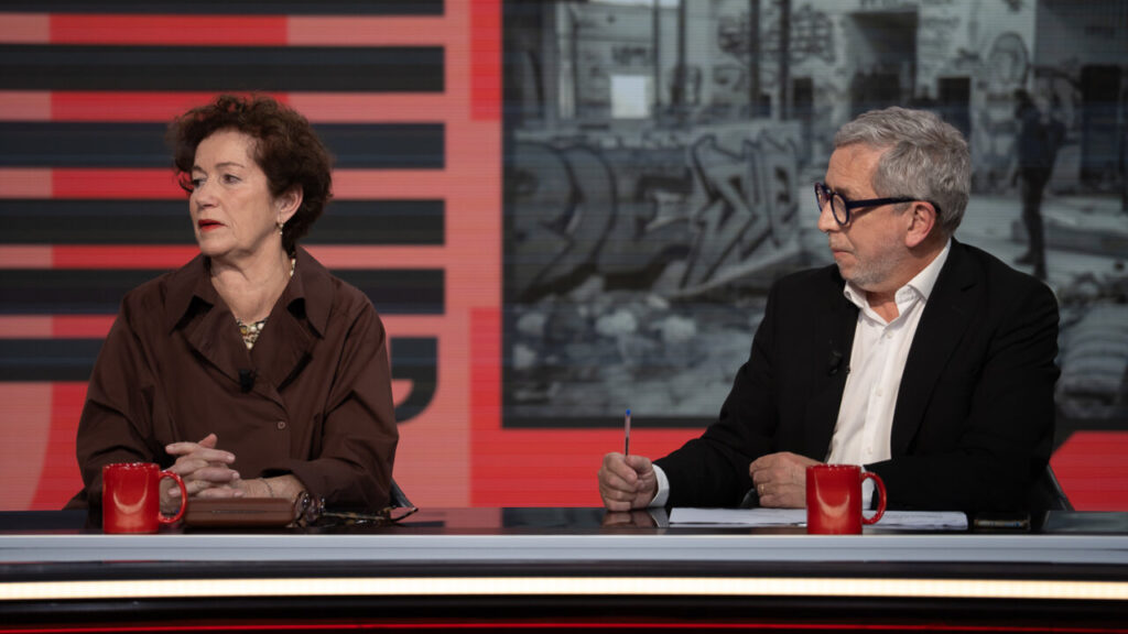 Dos presentadores discutiendo en un programa de televisi&oacute;n.