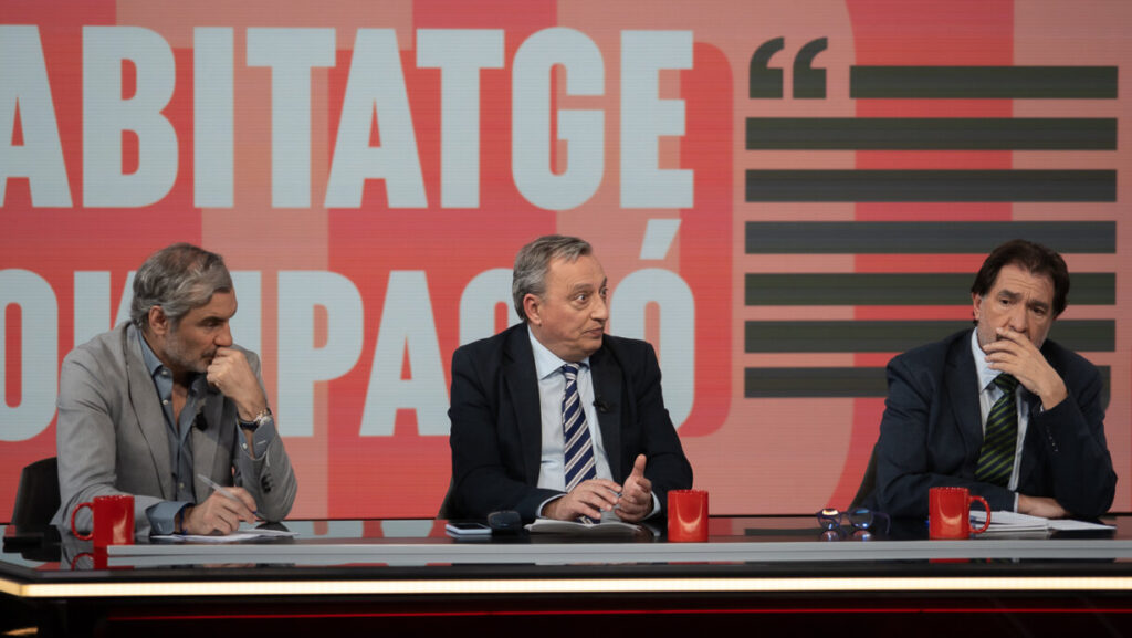 Tres hombres discutiendo en un programa de televisi&oacute;n