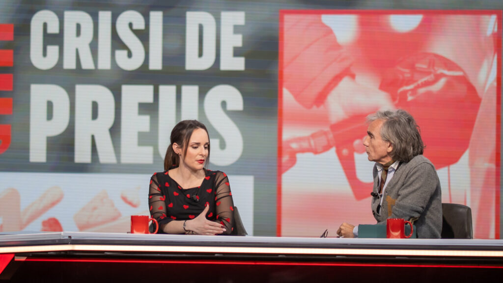 Presentadores discutiendo sobre la crisis de precios en un programa de televisión