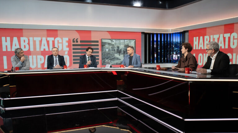 Panel de discusi&oacute;n en el programa Torn de Paraula con varios participantes