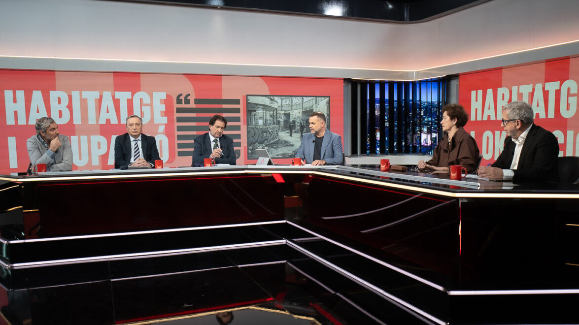 Panel de discusi&oacute;n en el programa Torn de Paraula con varios participantes