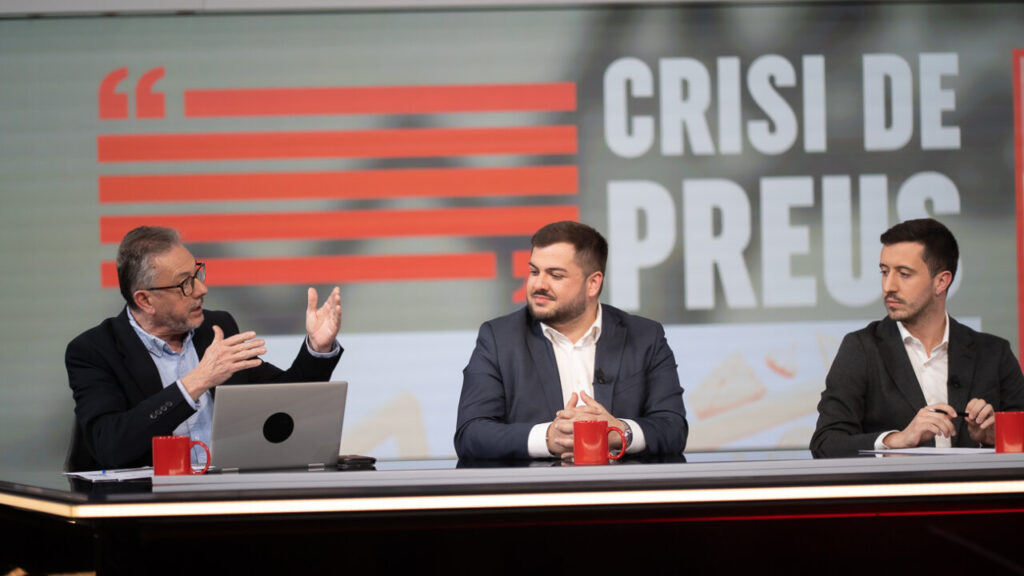 Tres presentadores discutiendo sobre la crisis de precios en un programa de televisión.