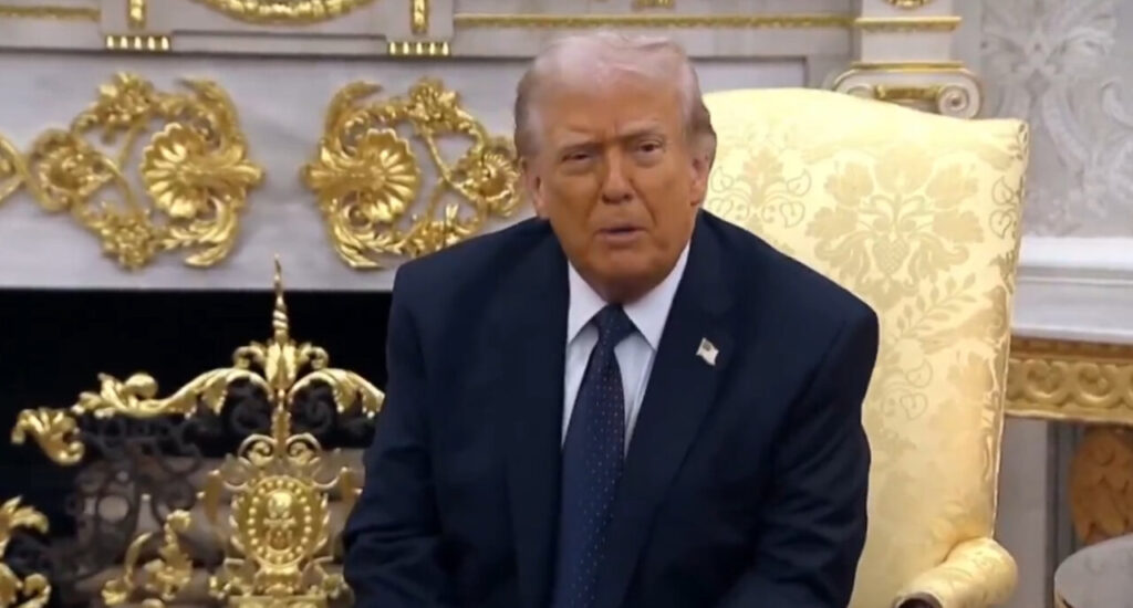 Donald Trump hablando sobre comercio con Espa&ntilde;a en una reuni&oacute;n