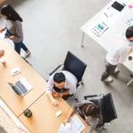 Grupo de personas colaborando en un entorno de oficina moderna