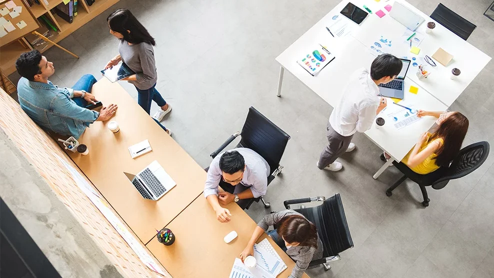 Grupo de personas colaborando en un entorno de oficina moderna