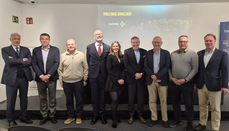 Grupo de profesionales en evento de Turistec sobre innovaci&oacute;n tur&iacute;stica