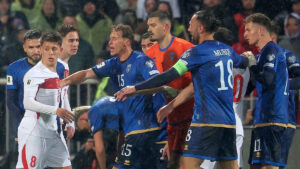 Jugadores de Kosovo y Turqu&iacute;a en un partido de clasificaci&oacute;n mundialista