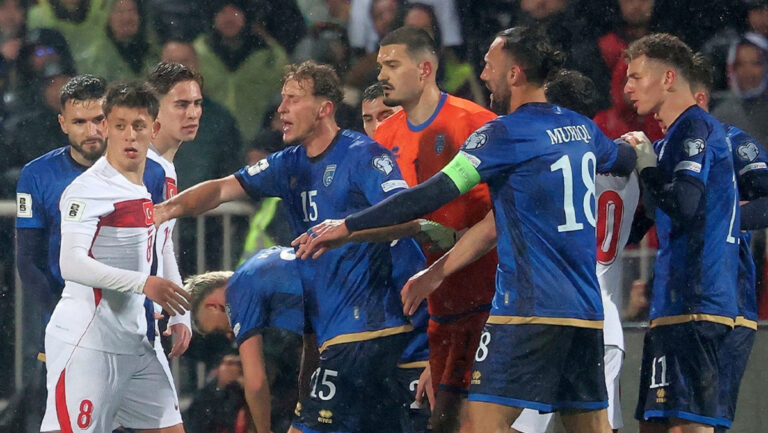 Jugadores de Kosovo y Turquía en un partido de clasificación mundialista