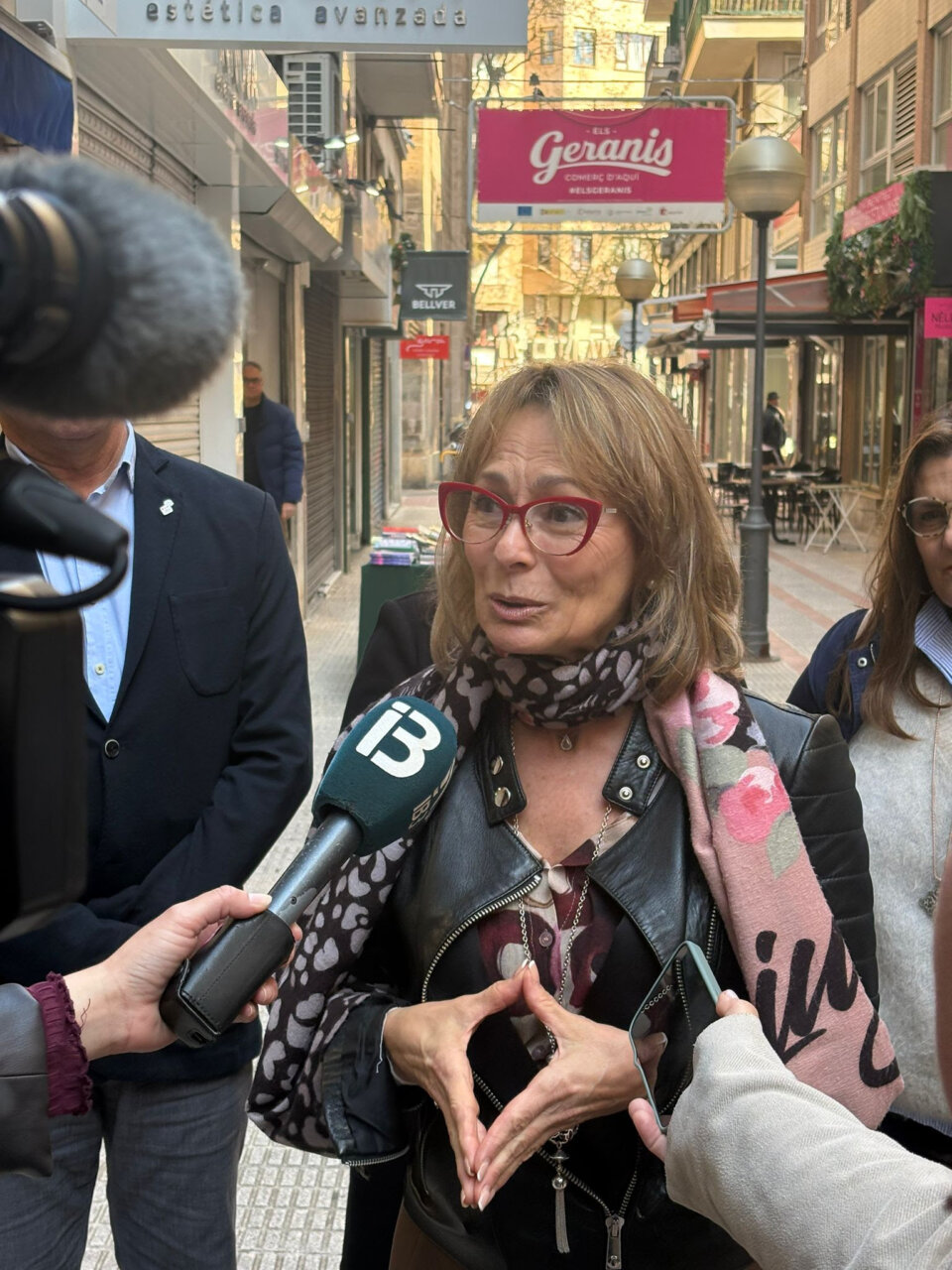 Una mujer habla a los medios durante la Feria de Estocs en Palma.