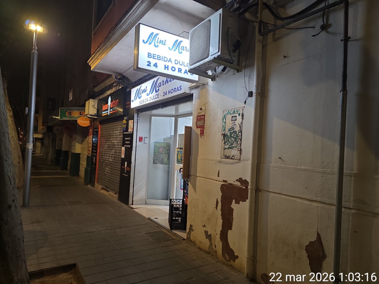 Establecimiento Mini Market 24 horas en Pere Garau durante la noche