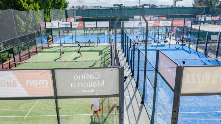 Vista de las canchas de pádel durante el VI Megatorneo en Megasport