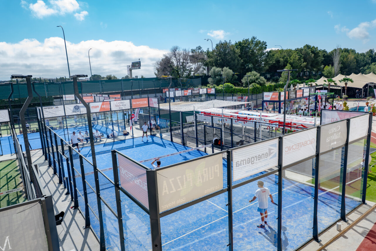 Vista de las canchas de p&aacute;del durante el VI Megatorneo en Megasport, Mallorca.