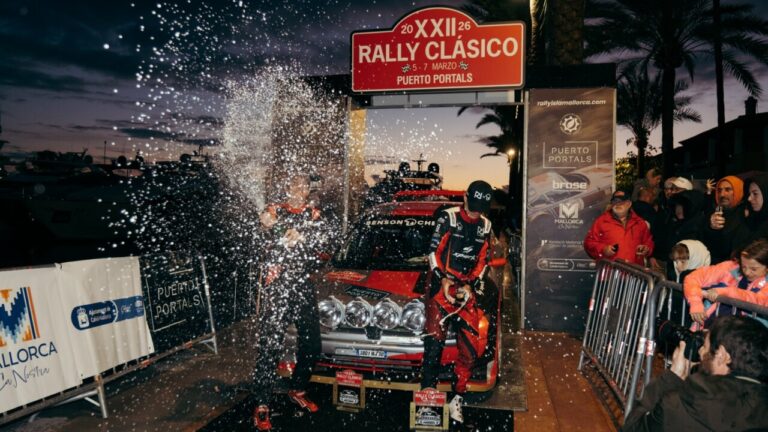 Romain Dumas celebra su victoria en el Rally Cl&aacute;sico de Mallorca
