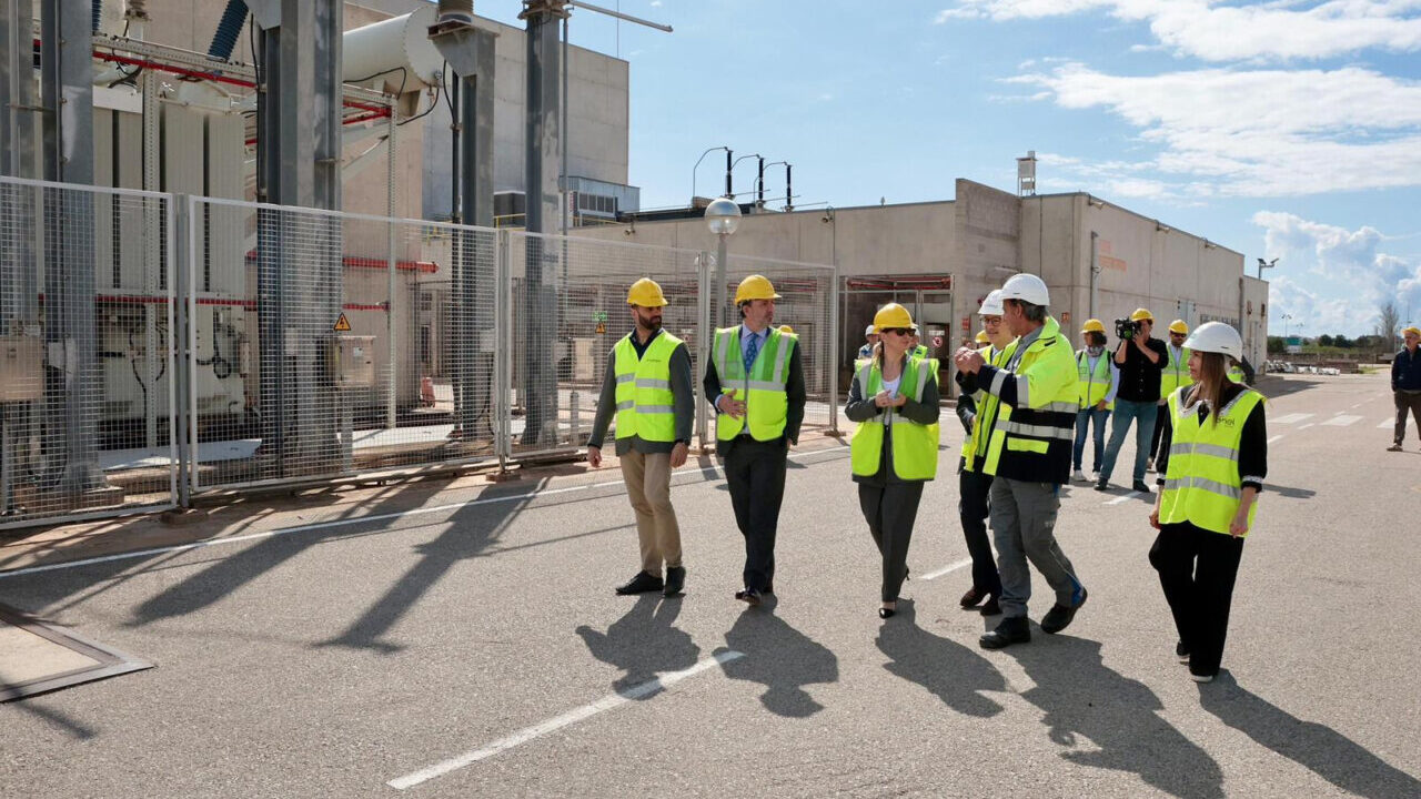 Visita de Marga Prohens a la central de Cas Tresorer en Palma