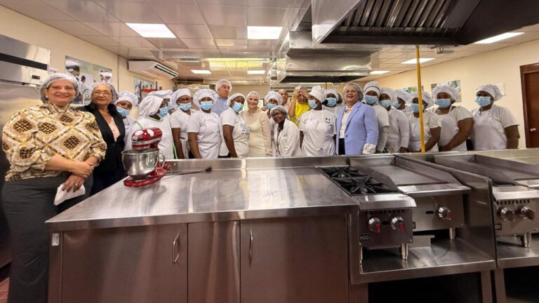 La presidenta Marga Prohens con estudiantes en el centro Infotep de República Dominicana