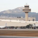 Vista general del aeropuerto de Palma con monta&ntilde;as al fondo