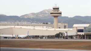Vista general del aeropuerto de Palma con monta&ntilde;as al fondo