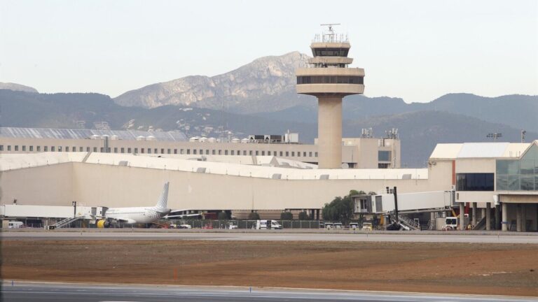 Vista general del aeropuerto de Palma con monta&ntilde;as al fondo