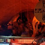 Fiesta de Carnaval en Zulos Club con DJ y público animado