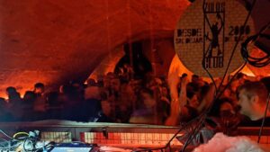 Fiesta de Carnaval en Zulos Club con DJ y p&uacute;blico animado