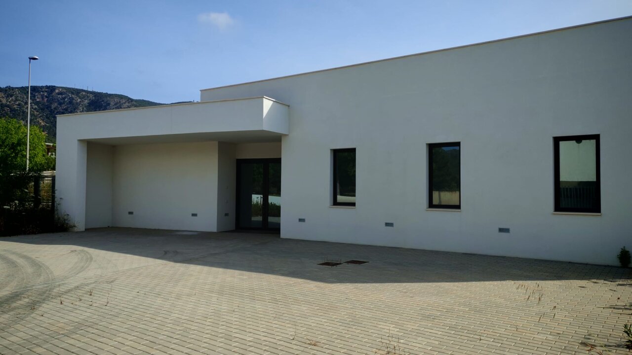 Fachada del nuevo centro de día en Palmanova, Calvià, con diseño accesible.