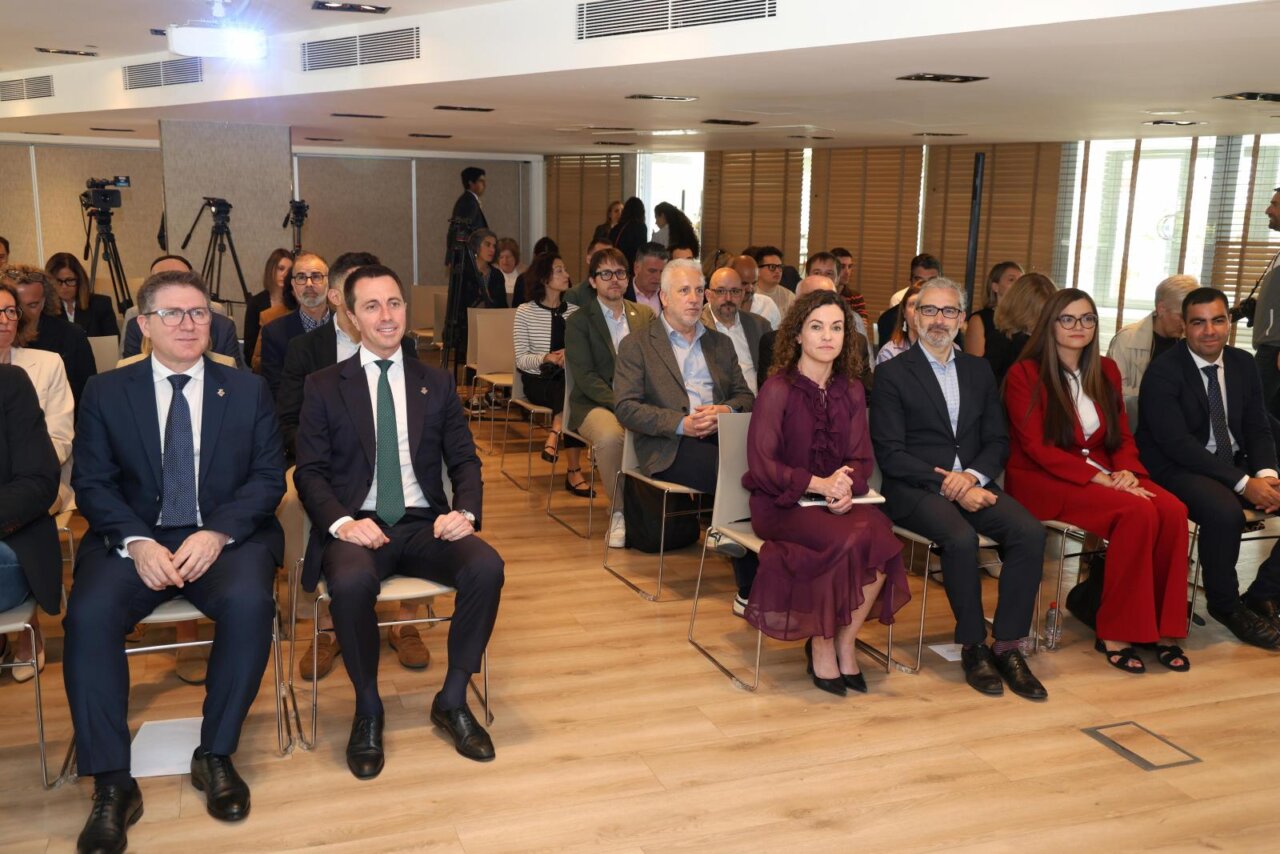 Reuni&oacute;n sobre el clima en Mallorca con asistentes en un sal&oacute;n