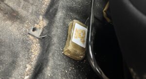 Frenazo, nervios y un ladrillo de hach&iacute;s bajo el asiento