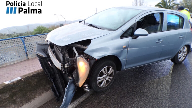 Aparatoso accidente: un conductor borracho se estampa contra un muro en Son Rapinya