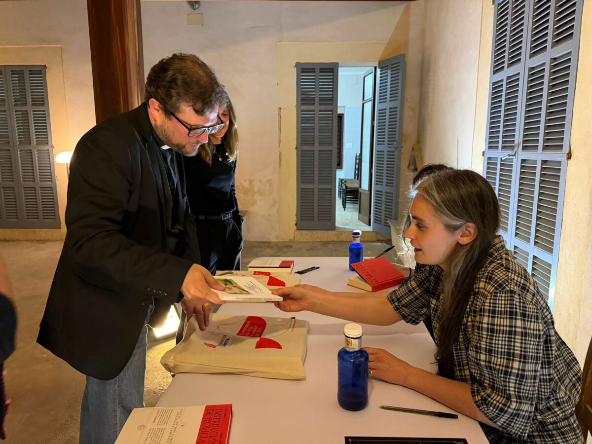 Presentadoras del podcast Las Hijas de Felipe firmando libros en el Palau de Sineu