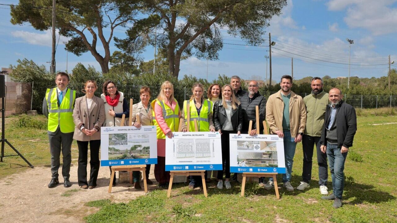 Grupo de personas en la inauguraci&oacute;n de la construcci&oacute;n del nuevo hospital de Felanitx