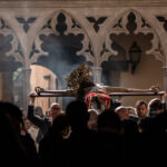 Fieles sosteniendo la imagen del Cristo de la Sang en un templo