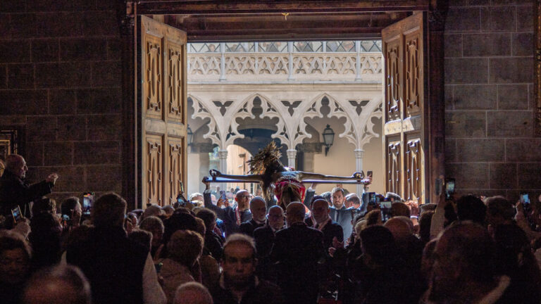 Fieles en la Bajada del Cristo de la Sang en Palma