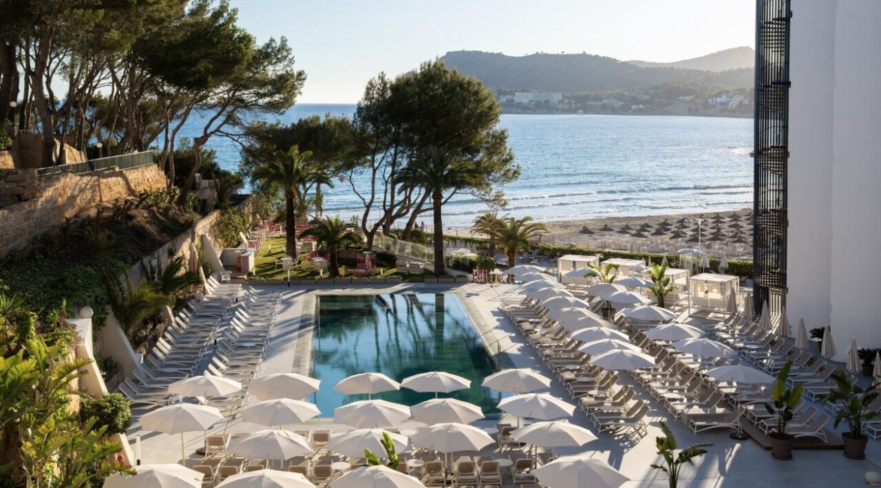 Vista de la piscina y el mar en Vibra Hotels en Mallorca