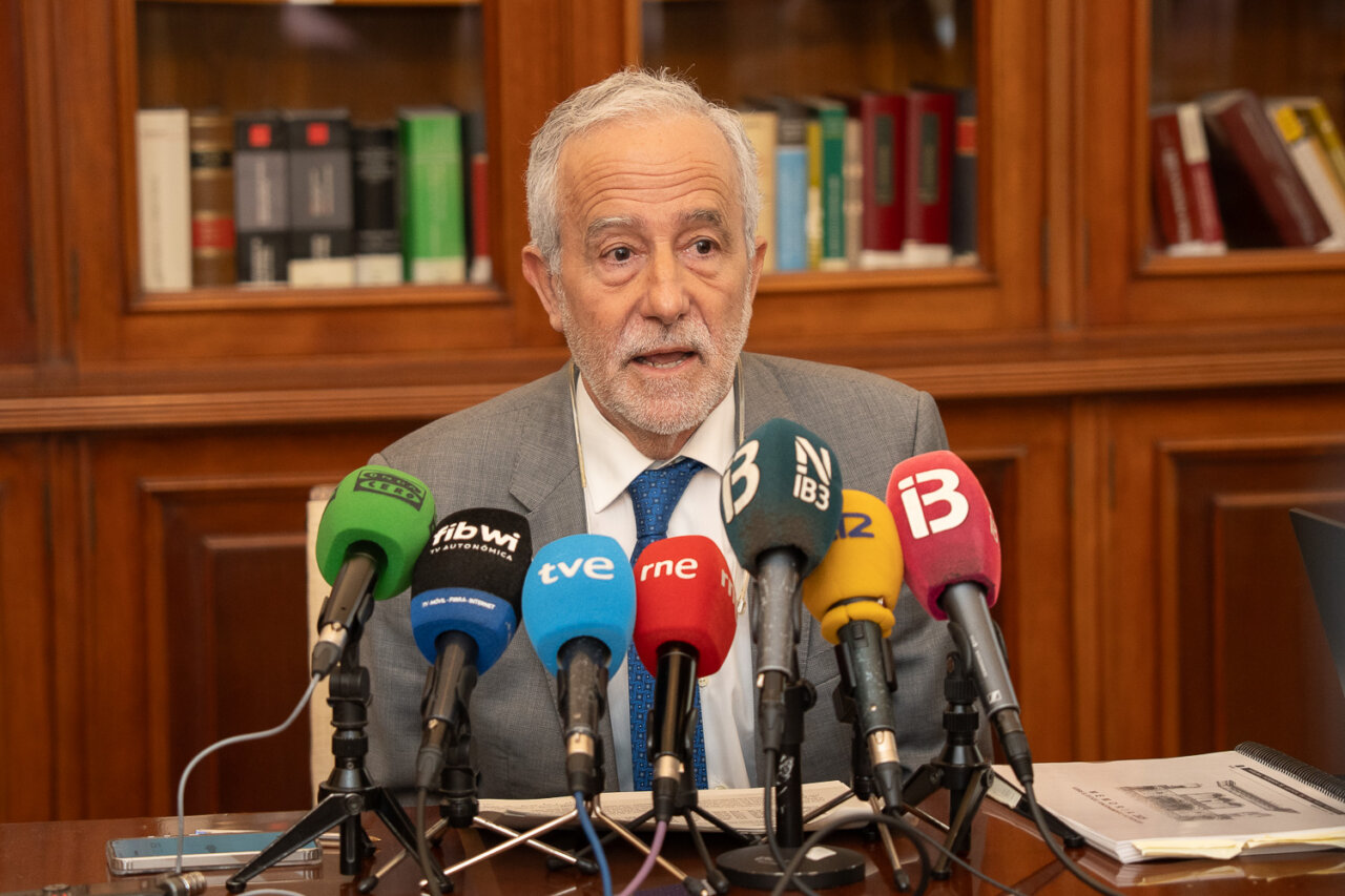 Carlos Gómez Martínez durante una presentación con micrófonos de medios de comunicación