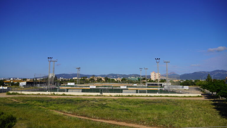 Vista de las gradas del campo de f&uacute;tbol Nova Cabana en Marratx&iacute;