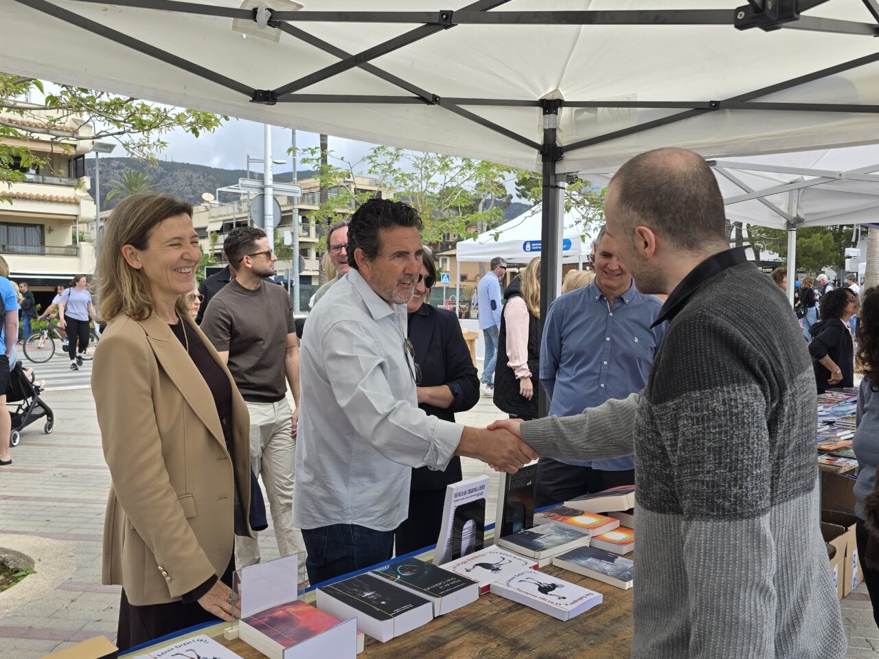 Personas interactuando en el D&iacute;a del Libro en Palmanova