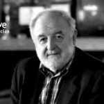 Diego Carcedo, periodista y exdirector de RNE, en una imagen en blanco y negro.