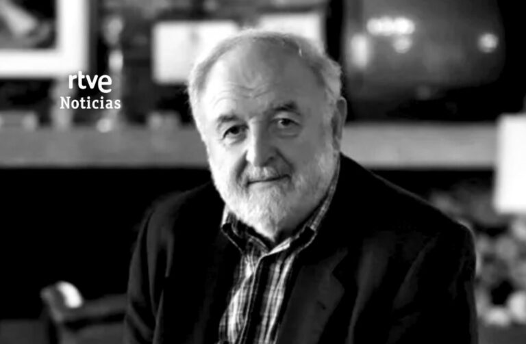 Diego Carcedo, periodista y exdirector de RNE, en una imagen en blanco y negro.