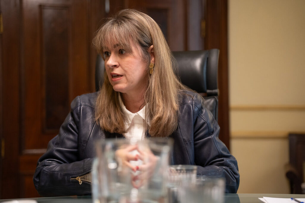 Catalina Barcelo durante una entrevista en su oficina