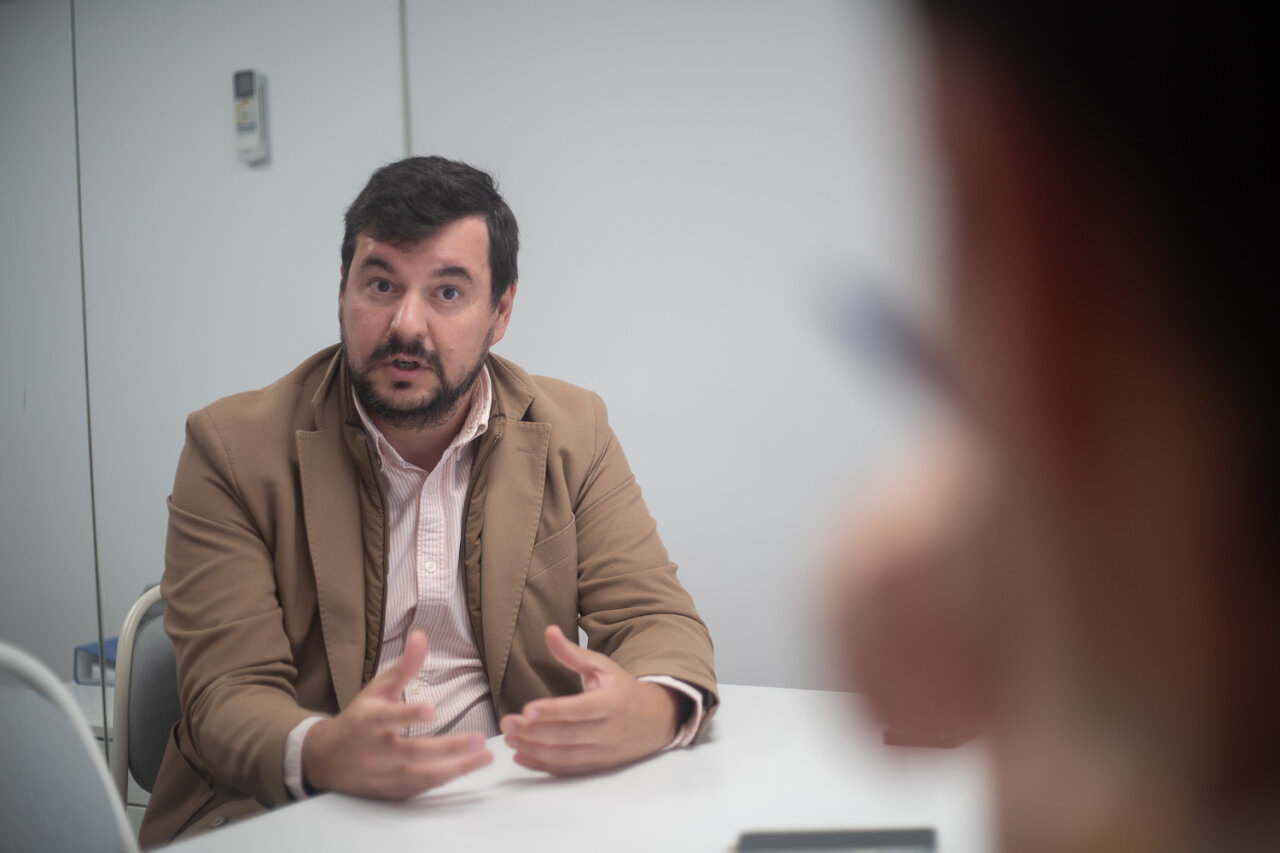 Enrique Juan de Sentmenat durante una entrevista en una mesa