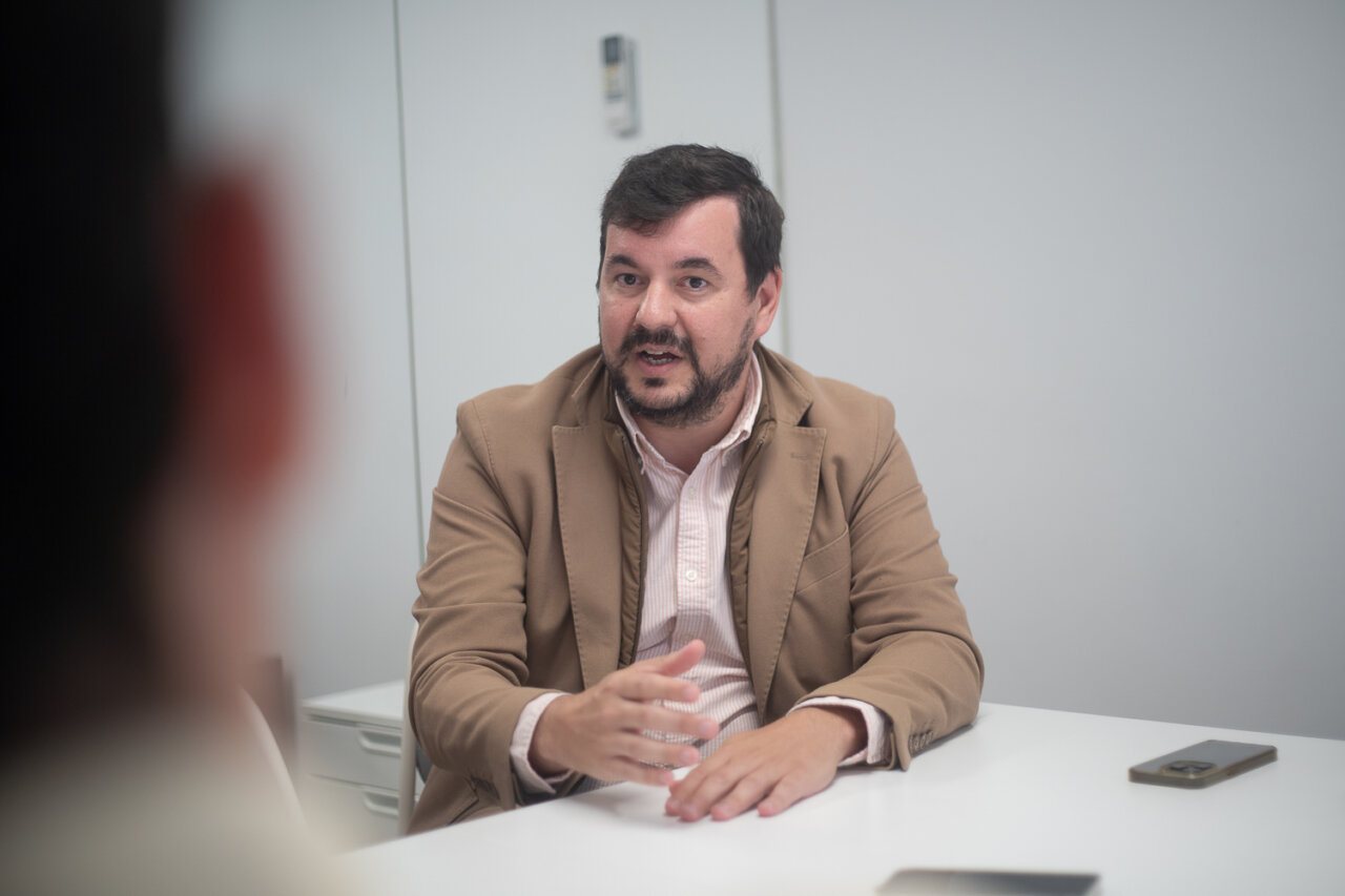 Enrique Juan de Sentmenat durante una entrevista en una oficina.
