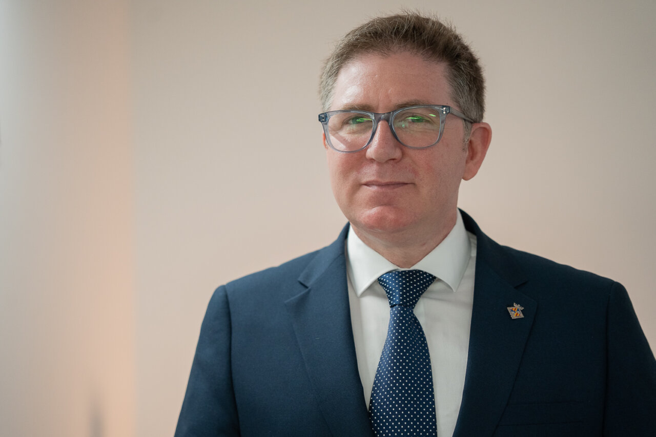Retrato de Guillem Ginerd, Consejero de Turismo de Mallorca, en un entorno profesional.