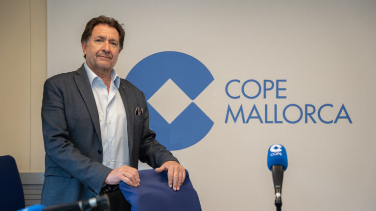 Xavier Bonet posando en el estudio de Cope Mallorca